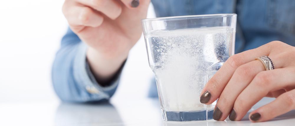 Wer aufgrund von Erkrankungen auf seinen Salzkonsum achten muss, sollte bei Nahrungsergänzungsmitteln nicht zur Brausetablette greifen.