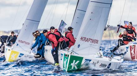 Elias Rothe, 24 (im Bild vorn), gewann mit dem Verein Seglerhaus am Wannsee (VSaW) in dieser Saison als erstes Berliner Team den Titel in der Bundesliga.