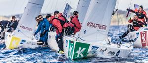 Elias Rothe, 24 (im Bild vorn), gewann mit dem Verein Seglerhaus am Wannsee (VSaW) in dieser Saison als erstes Berliner Team den Titel in der Bundesliga.