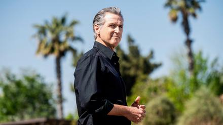 Gavin Newsom, Gouverneur von Kalifornien, bei der Pressekonferenz auf einer Mandelfarm über die Zölle von Präsident Trump.