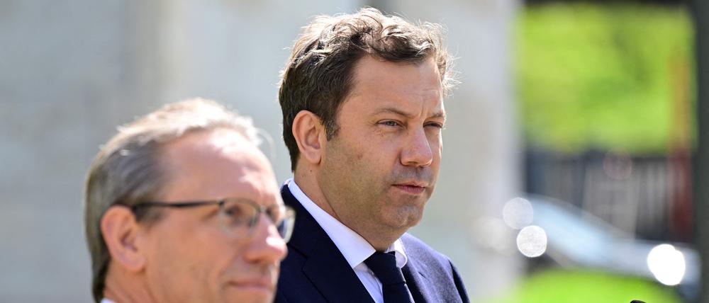 Jörg Kukies (l.), ehemaliger Finanzminister, und sein Nachfolger Lars Klingbeil (SPD), Bundesminister der Finanzen, Vizekanzler und SPD-Bundesvorsitzender, geben im Garten vor dem Finanzministerium bei der Amtsübergabe eine Pressekonferenz.