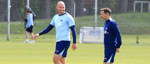 Toni Leistner (links) hat gerade allen Grund zu guter Laune. Trainer Stefan Leitl schätzt ihn so sehr, dass Hertha den auslaufenden Vertrag wohl verlängert.