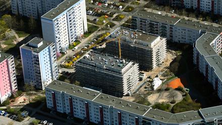 BERLIN 03.04.2025 Baustelle zum Neubau eines Mehrfamilien- Wohnhauses an der Lily-Braun-Straße im Ortsteil Kaulsdorf in Berlin, Deutschland. // Construction site for the multi-family residential building on street Lily-Braun-Strasse in the district Kaulsdorf in Berlin, Germany. Foto: Hannes Grahn