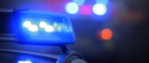 Ein Polizeiauto mit eingeschaltetem Blaulicht. (Symbolbild)