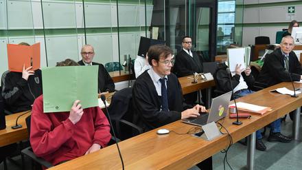 Nach einem mutmaßlich rechtsextrem motivierten Angriff auf SPD-Wahlkämpfer in Berlin hat einer der vier Angeklagten zu Prozessbeginn gestanden. 