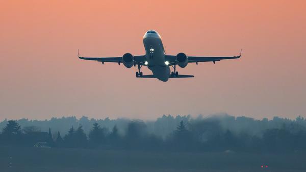 ARCHIV - 09.01.2024, Brandenburg, Schönefeld: Eine Passagiermaschine startet von der Südbahn des Flughafens Berlin Brandenburg (BER). (zu dpa: «Aggressiver Passagier verursacht Zwischenlandung in Berlin») Foto: Soeren Stache/dpa +++ dpa-Bildfunk +++