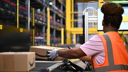 Eine Amazon-Mitarbeiterin an einem Standort des US-Logistikers in Dortmund - ein Job von 40.000 in Deutschland, Tendenz steigend.