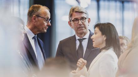 Redebedarf: Kanzler Friedrich Merz im Gespräch mit Wirtschaftsministerin Katherina Reiche, in der Mitte Wolfram Weimer, Staatsminister für Kultur und Medien.