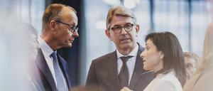 Redebedarf: Kanzler Friedrich Merz im Gespräch mit Wirtschaftsministerin Katherina Reiche, in der Mitte Wolfram Weimer, Staatsminister für Kultur und Medien.