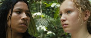 Silas (Hama Luciano) und Rebecca (Helena Zengel) sind gegen den Raubbau der Holzfäller.