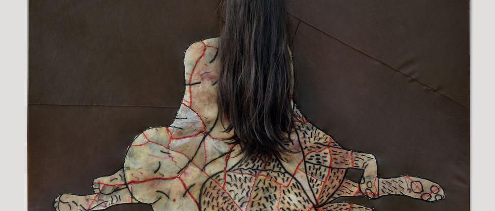 Schweineleder, Faden und Perücke formen Aneta Grzeszykowskas Bild „Skinformer #16“.