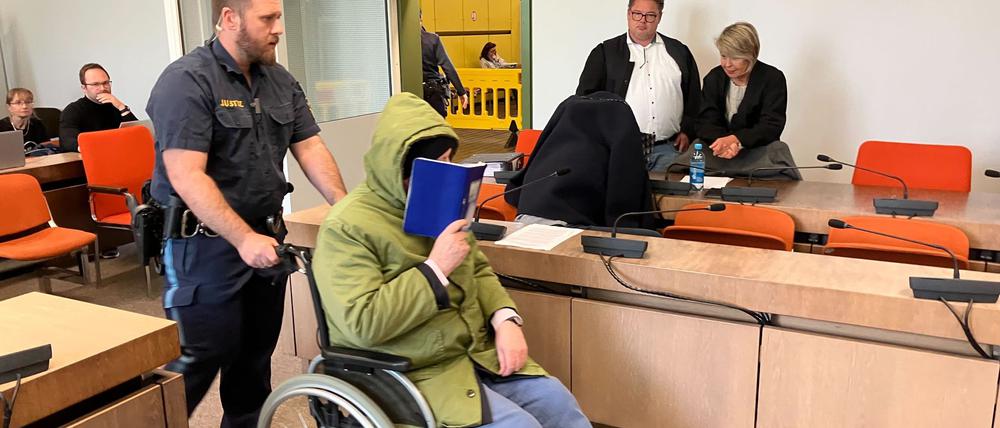 Das Gericht verhängt für beide Angeklagte Haftstrafen.