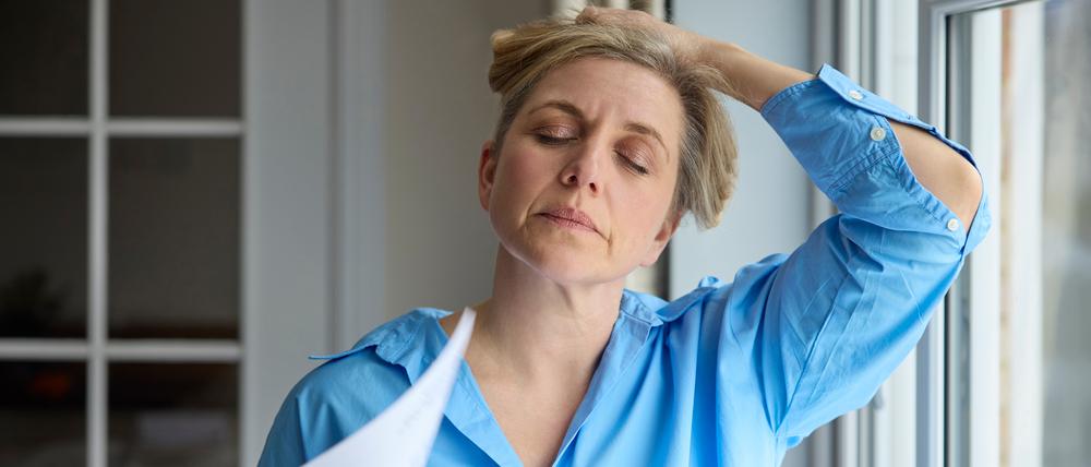 Hitzewallungen sind ein Symptom während der Wechseljahre, das einem während der Arbeit zusetzen kann.