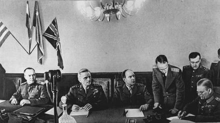 Kriegsende nach bedingungsloser Kapitulation der Wehrmacht.  Marschall der Roten Armee Schukow, US-Air-Force General Spaatz und der französische General de Tassigny beobachten Feldmarschall Wilhelm Keitel von der deutschen Wehrmacht bei der Unterzeichnung der bedingungslosen Kapitulation. 
