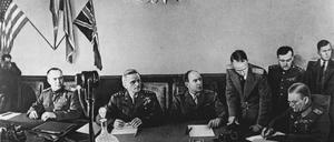Kriegsende nach bedingungsloser Kapitulation der Wehrmacht.  Marschall der Roten Armee Schukow, US-Air-Force General Spaatz und der französische General de Tassigny beobachten Feldmarschall Wilhelm Keitel von der deutschen Wehrmacht bei der Unterzeichnung der bedingungslosen Kapitulation. 