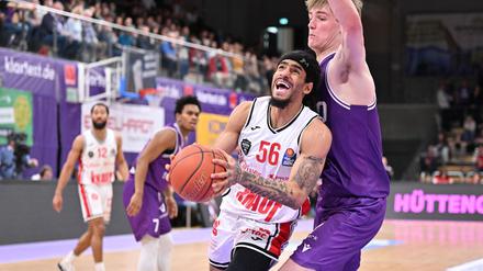 Jhivvan Jackson (l) von den Würzburg Baskets erhält die Ehrung als Wertvollster Spieler der Basketball-Bundesliga.