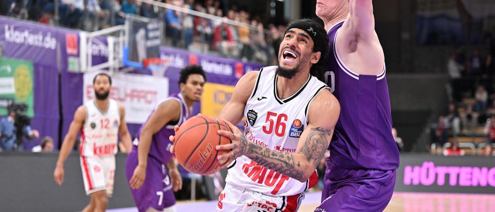 Jhivvan Jackson (l) von den Würzburg Baskets erhält die Ehrung als Wertvollster Spieler der Basketball-Bundesliga.