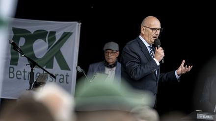 Dietmar Woidke (SPD), Ministerpräsident von Brandenburg, redet bei einer Demonstration zur Sicherung der Ölraffinerie PCK.