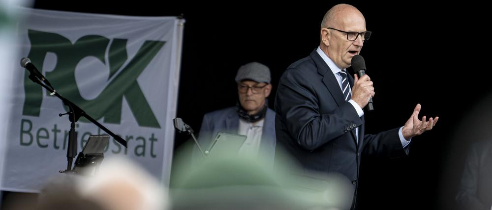 Dietmar Woidke (SPD), Ministerpräsident von Brandenburg, redet bei einer Demonstration zur Sicherung der Ölraffinerie PCK.