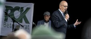 Dietmar Woidke (SPD), Ministerpräsident von Brandenburg, redet bei einer Demonstration zur Sicherung der Ölraffinerie PCK.