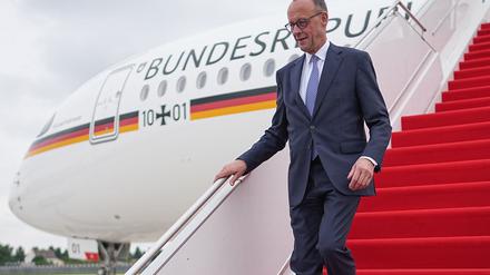Der neue Bundeskanzler ist zu seinem ersten Besuch im Ausland in Paris eingetroffen.