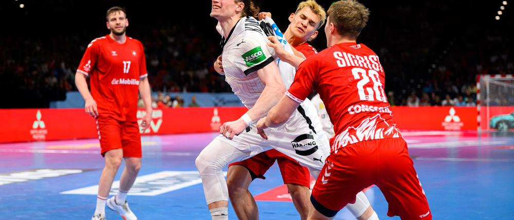 Juri Knorr sicherte den deutschen Handballern gegen die Schweiz in letzter Sekunde ein Remis.