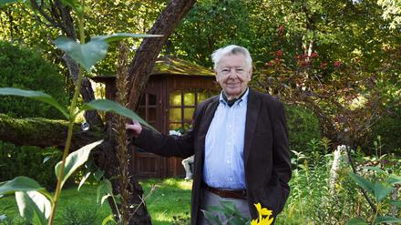 Wilfried Seiring, aufgenommen 2022 in seinem Garten in Schönwalde-Glien in Brandenburg.