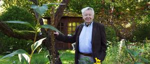 Wilfried Seiring, aufgenommen 2022 in seinem Garten in Schönwalde-Glien in Brandenburg.
