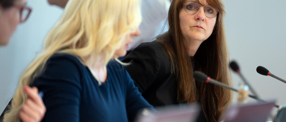 Brandenburgs Innenministerin Katrin Lange (SPD, rechts) hat mit der Entlassung des Verfassungsschutzchefs politischen Streit ausgelöst und muss Kritik hinnehmen. 