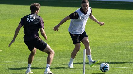 Robin Gosens (r.) würde gerne mit Thomas Müller zusammen im Club spielen.
