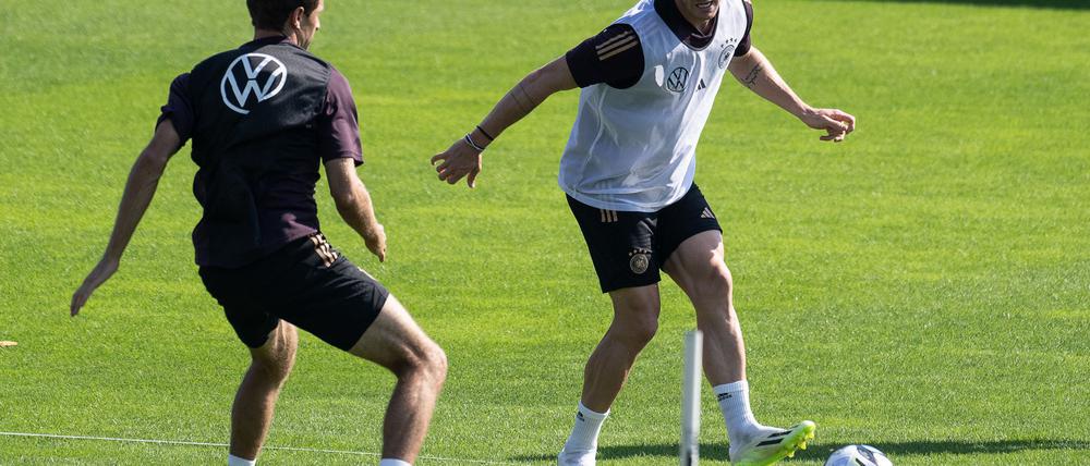 Robin Gosens (r.) würde gerne mit Thomas Müller zusammen im Club spielen.