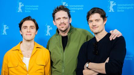 Jack Farthing (l-r), Regisseur Jan-Ole Gerster und Sam Riley stellten „Islands“ bei der Berlinale vor. (Archivbild)