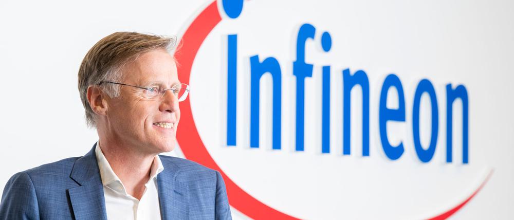 Infineon-Chef Jochen Hanebeck muss die Umsatzprognose wieder senken. (Archivbild)