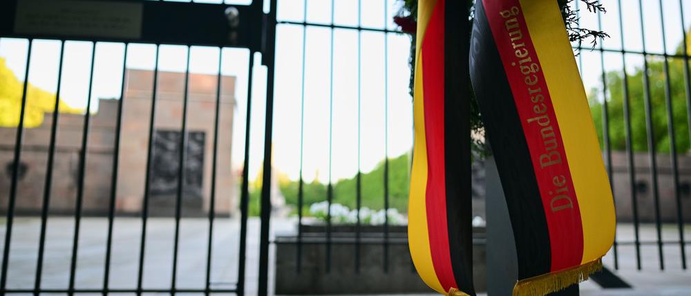 Der Kranz der Bundesregierung steht vor dem Eingang des sowjetischen Ehrenmals in der Schönholzer Heide.