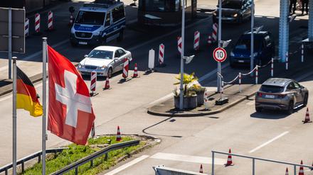 Autos passieren den Grenzübergang Weil am Rhein zwischen Deutschland und der Schweiz.
