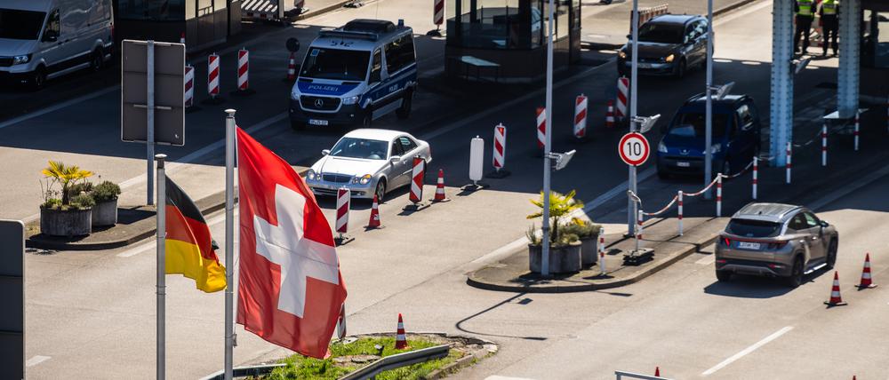 Autos passieren den Grenzübergang Weil am Rhein zwischen Deutschland und der Schweiz.