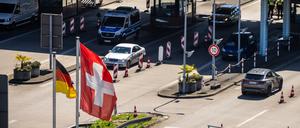 Autos passieren den Grenzübergang Weil am Rhein zwischen Deutschland und der Schweiz.