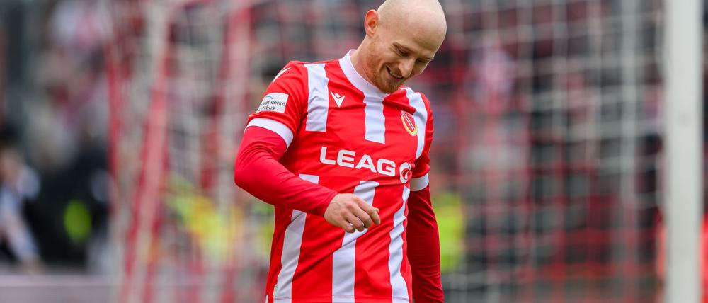 Kurz vor dem brisanten Duell mit Hansa Rostock suspendiert Energie Cottbus Maximilian Kraus. 