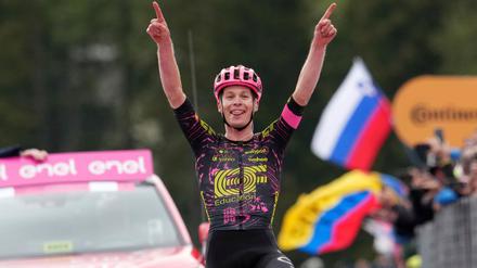 Beim Giro 2024: Georg Steinhauser bejubelt seinen ersten Etappensieg.