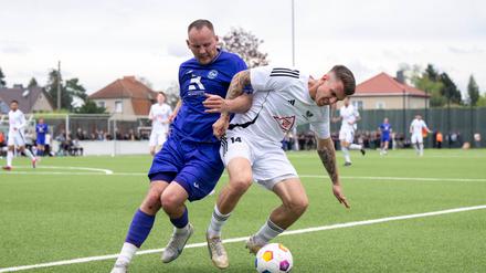 Mahlsdorf (li. Christoph Zorn gegen Tim Häußler) und Preussen trafen sich zuletzt im Halbfinale des Berliner Pokals. Die Eintracht gewann 4:2 nach Verlängerung.   