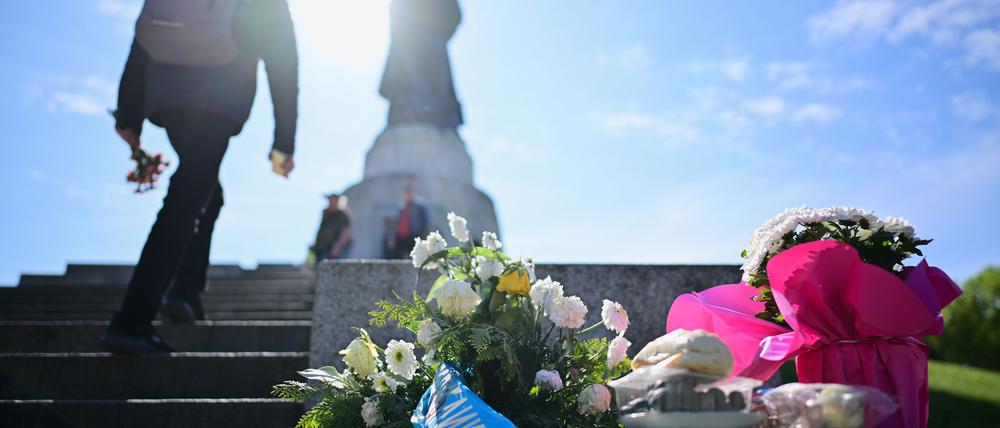 Am Sowjetischen Ehrenmal in Treptow gedachten am 8. Mai viele Menschen des Kriegsendes 1945.