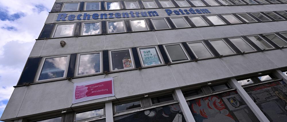 Das Kreativhaus Rechenzentrum befindet sich an der Breiten Straße, neben dem Turm der Garnisonkirche.