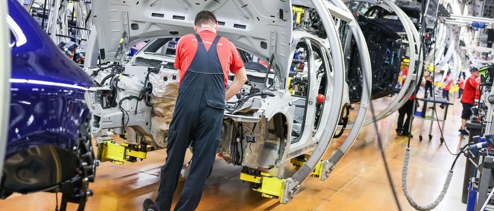 Ein Mitarbeiter in der Autoindustrie arbeitet in einem Werk.