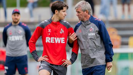 Guter Draht zu den Spielern: Funkel beim FC-Training.