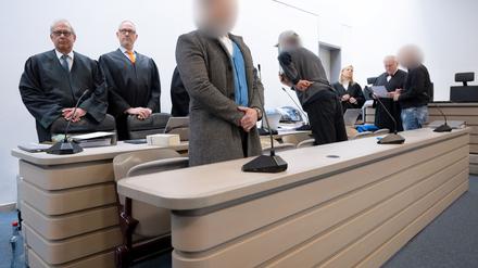 Im Prozess um den Diebstahl des keltischen Goldschatzes aus einem Museum in Manching hat das Landgericht die Angeklagten - hier mit ihren Verteidigern - zu Geständnissen aufgefordert. (Archivbild) 