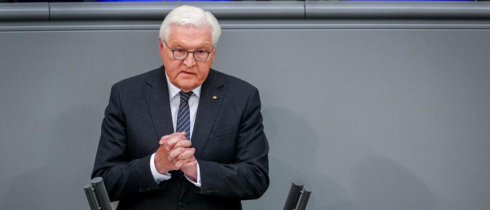 Bundespräsident Frank-Walter Steinmeier spricht in der Gedenkstunde zum 80. Jahrestag des Endes des Zweiten Weltkriegs im Bundestag.