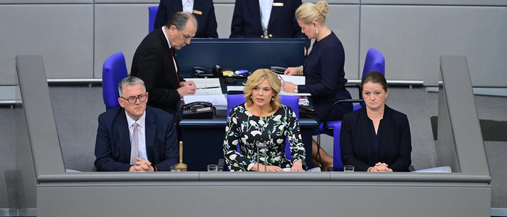 Bundestagspräsidentin Julia Klöckner (CDU) verkündet, dass CDU-Chef Friedrich Merz die Kanzlermehrheit nicht erreicht hat.