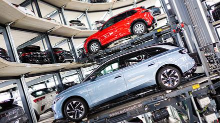 Die Autobauer – auch jene von Volkswagen – sind froh über die Lockerung: ein Volkswagen Tiguan (oben) und ein Volkswagen ID.7 (unten) im VW-Werk in Wolfsburg.