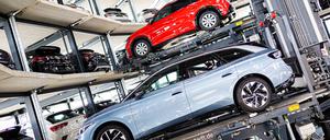 Die Autobauer – auch jene von Volkswagen – sind froh über die Lockerung: ein Volkswagen Tiguan (oben) und ein Volkswagen ID.7 (unten) im VW-Werk in Wolfsburg.