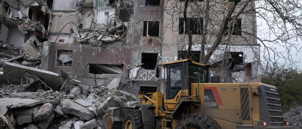 Die Ukraine beklagt auch nach dem Start einer von Moskau angekündigten dreitägigen Waffenruhe Angriffe von russischer Seite.